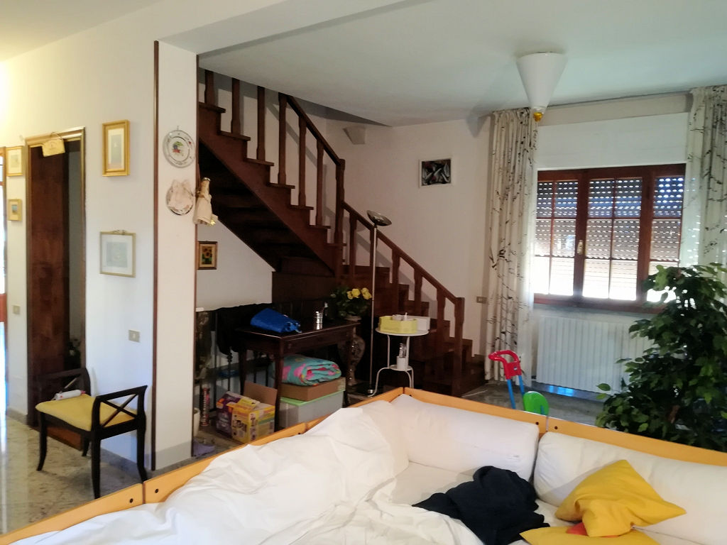 Villa con giardino vicina al mare in vendita a Massa, Marina di Massa