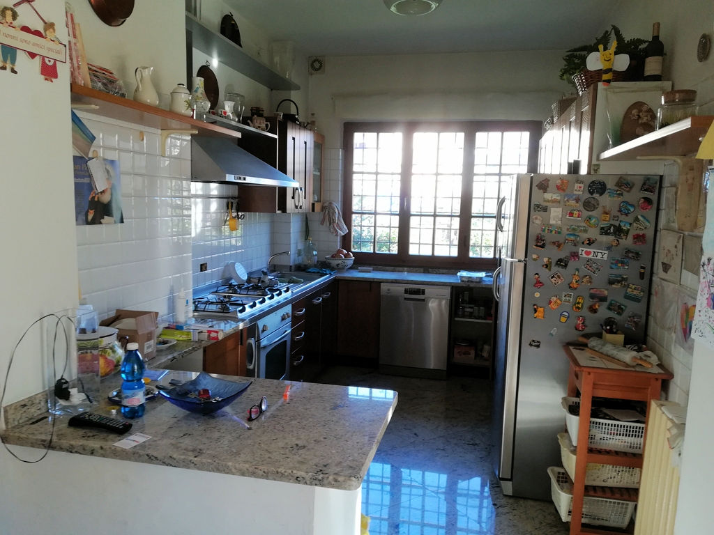 Villa con giardino vicina al mare in vendita a Massa, Marina di Massa