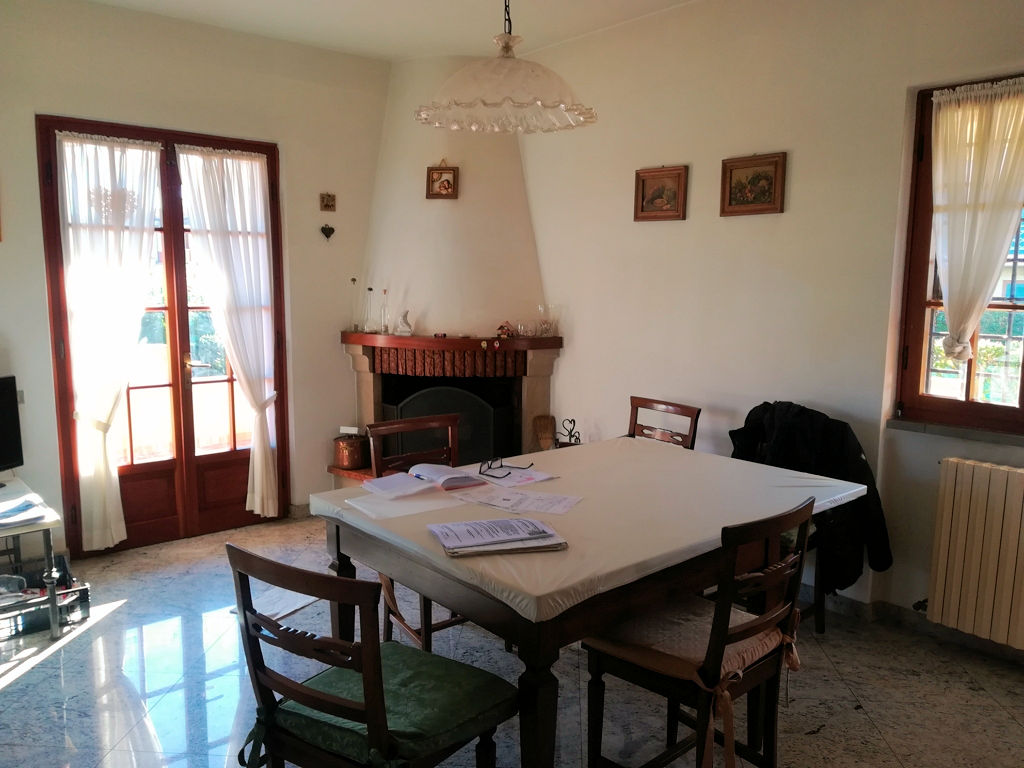 Villa con giardino vicina al mare in vendita a Massa, Marina di Massa