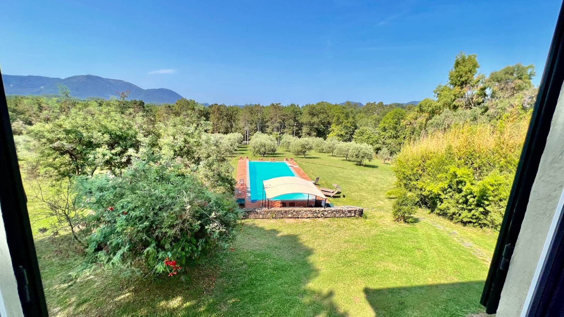 Villa storica di ampie dimensioni con parco dependance e piscina in vendita a Lucca, Monte San Quiri