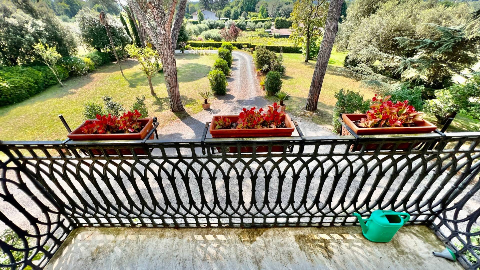 Villa storica di ampie dimensioni con parco dependance e piscina in vendita a Lucca, Monte San Quiri