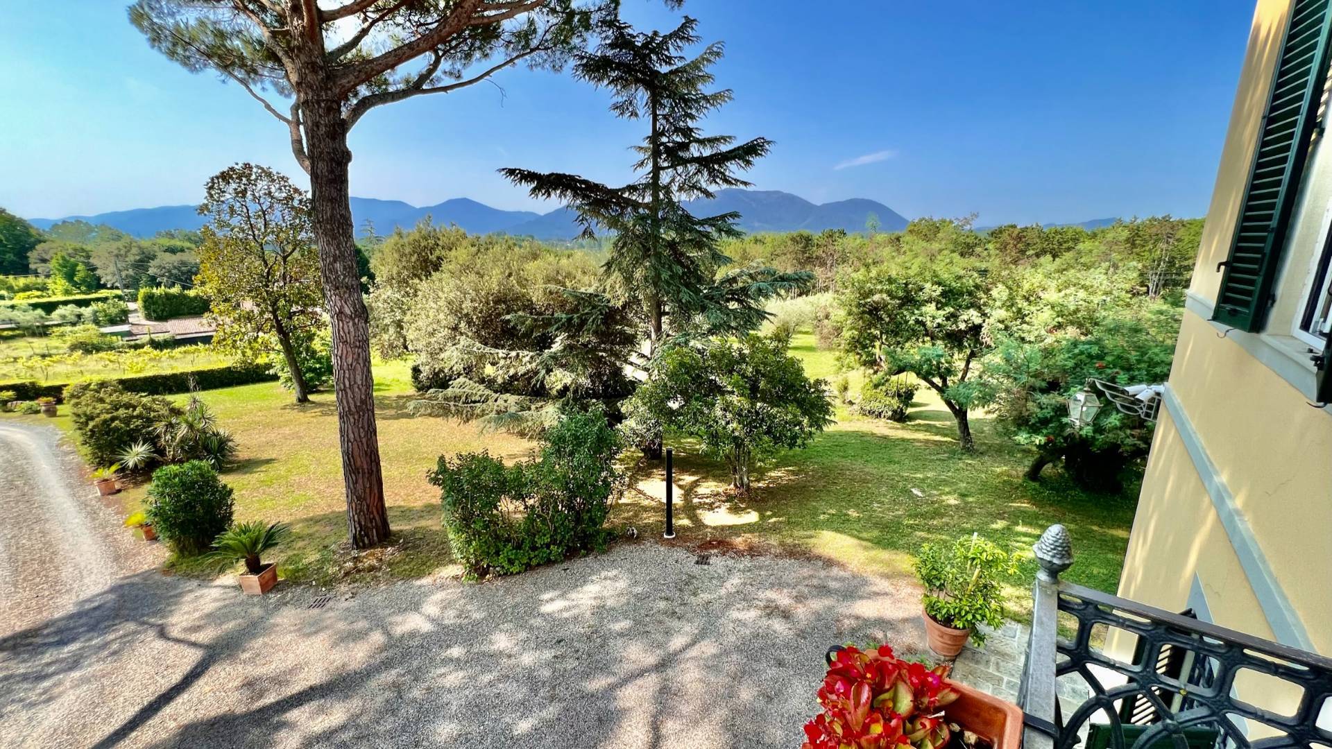 Villa storica di ampie dimensioni con parco dependance e piscina in vendita a Lucca, Monte San Quiri