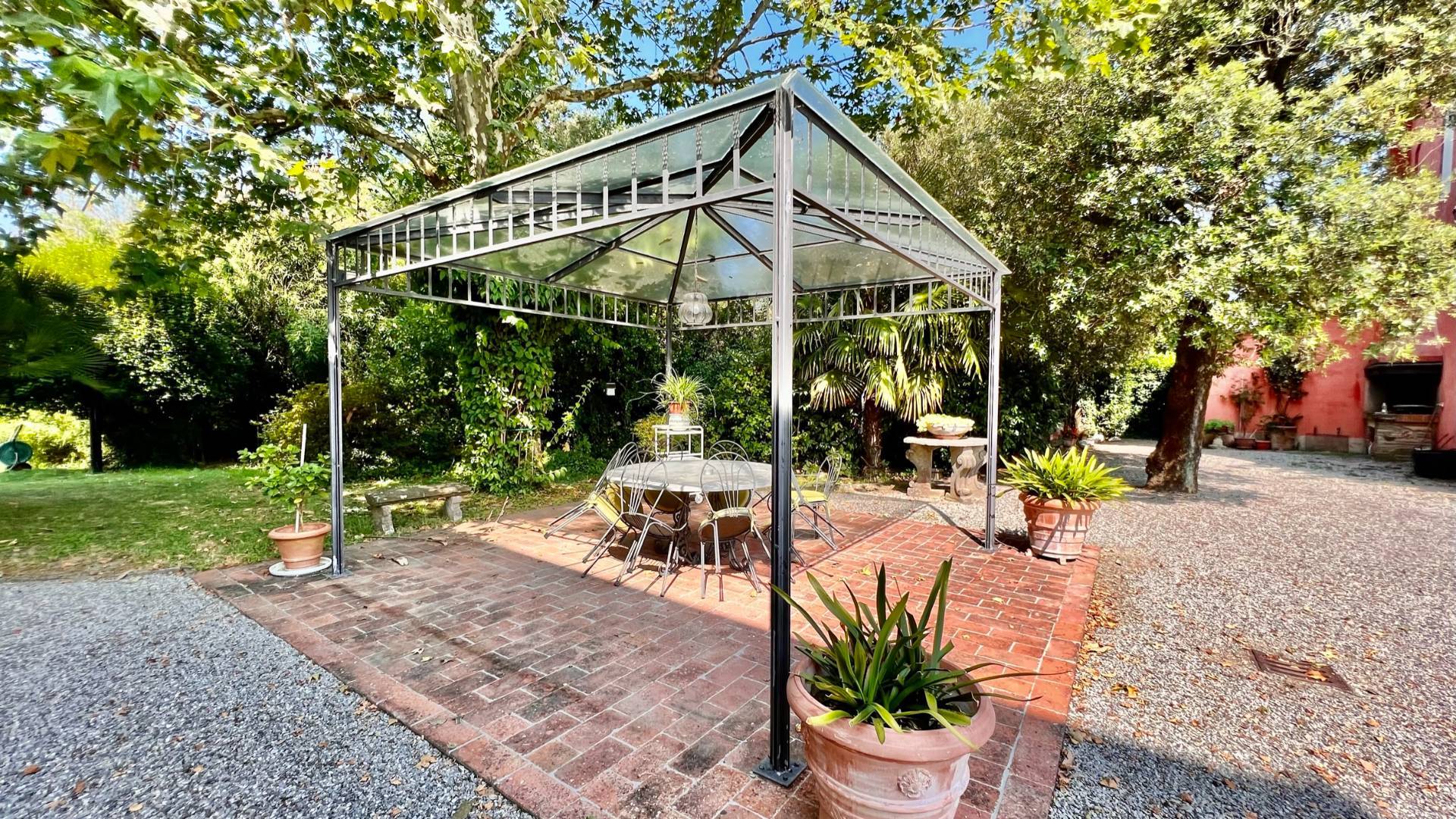 Villa storica di ampie dimensioni con parco dependance e piscina in vendita a Lucca, Monte San Quiri