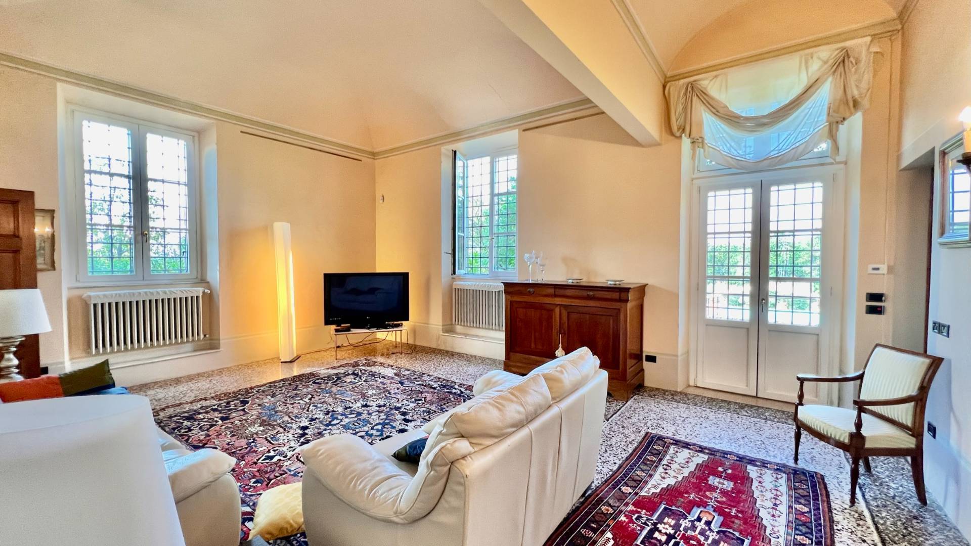 Villa storica di ampie dimensioni con parco dependance e piscina in vendita a Lucca, Monte San Quiri