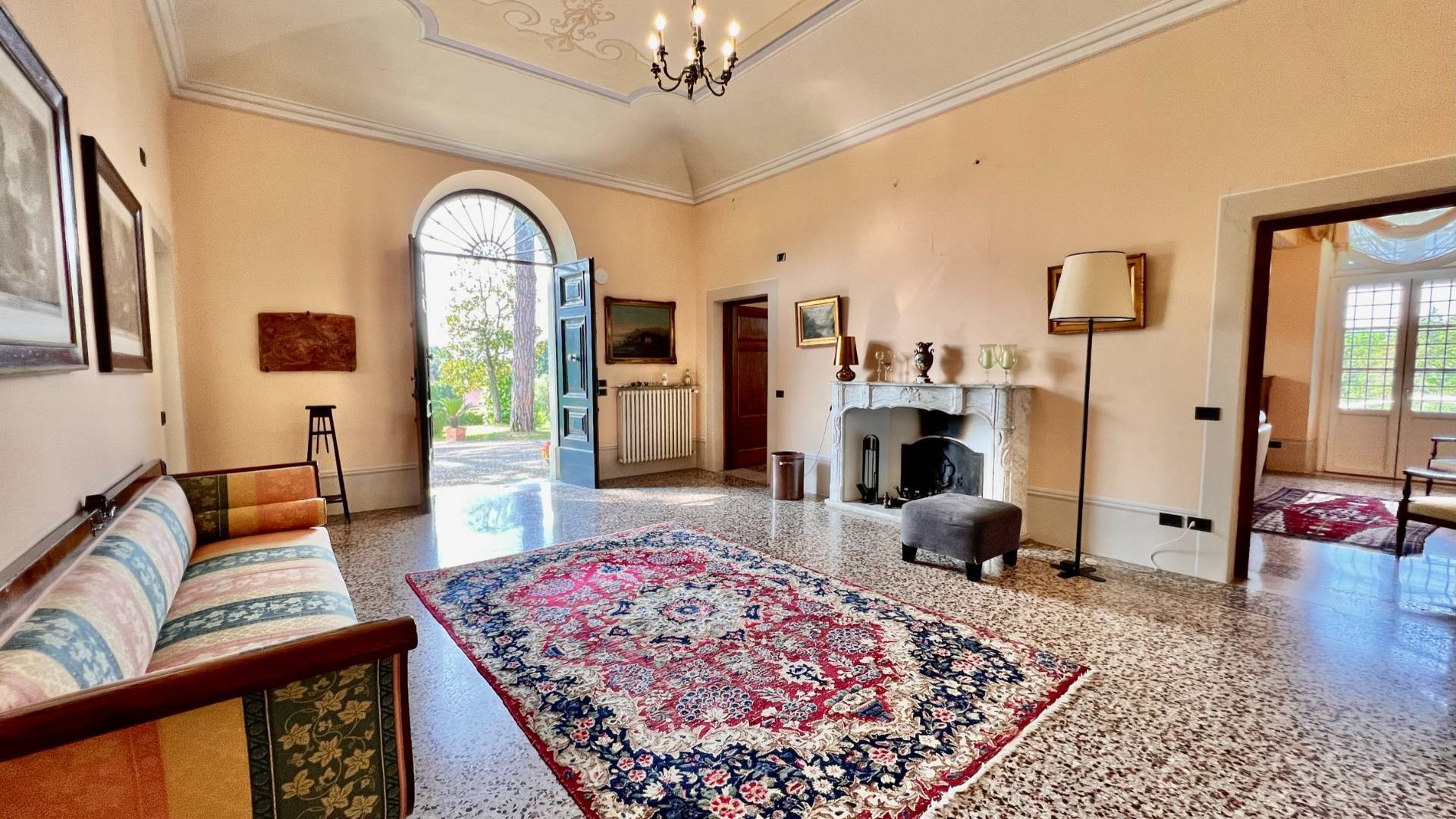 Villa storica di ampie dimensioni con parco dependance e piscina in vendita a Lucca, Monte San Quiri