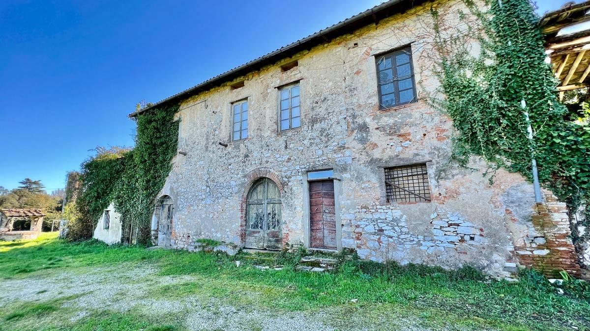 Villa in posizione esclusiva da ristrutturare in vendita a Lucca, Gattaiola