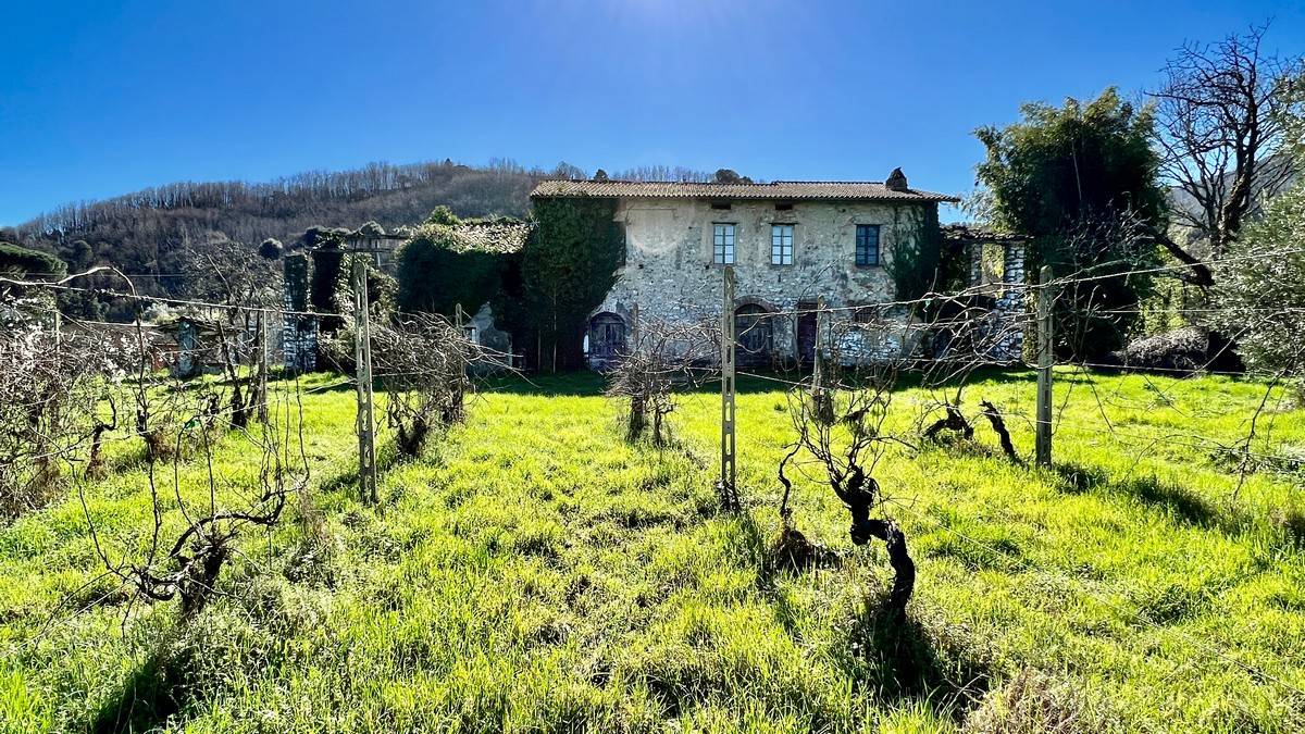 Villa in posizione esclusiva da ristrutturare in vendita a Lucca, Gattaiola