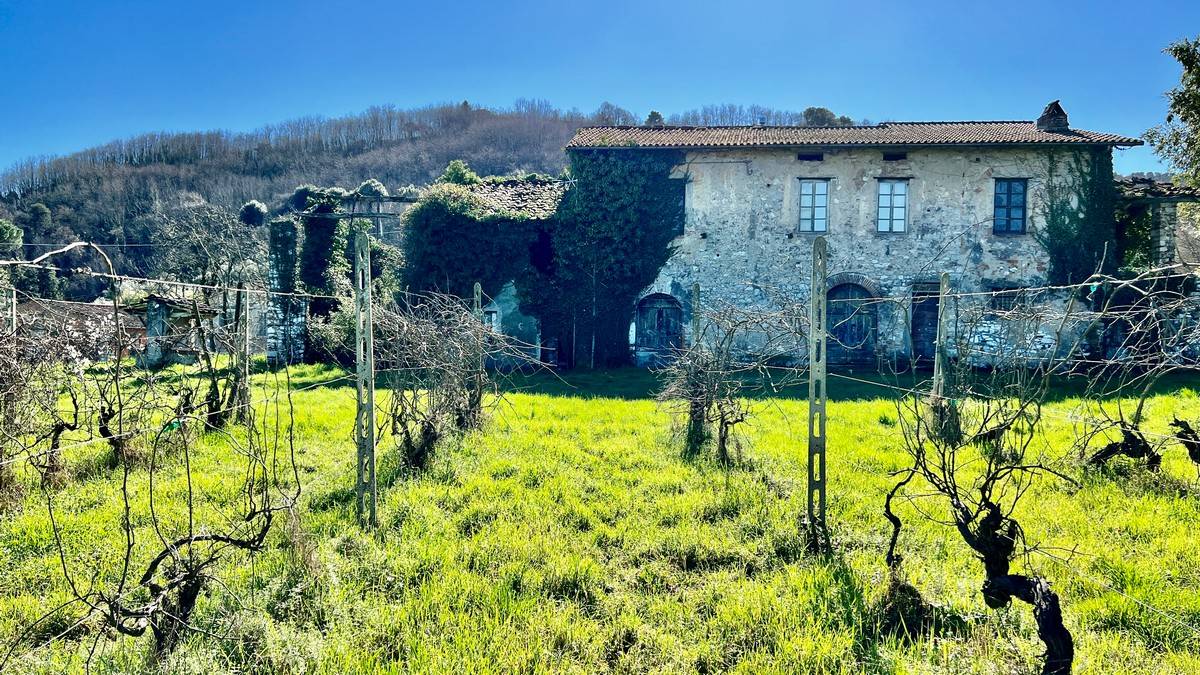 Villa in posizione esclusiva da ristrutturare in vendita a Lucca, Gattaiola