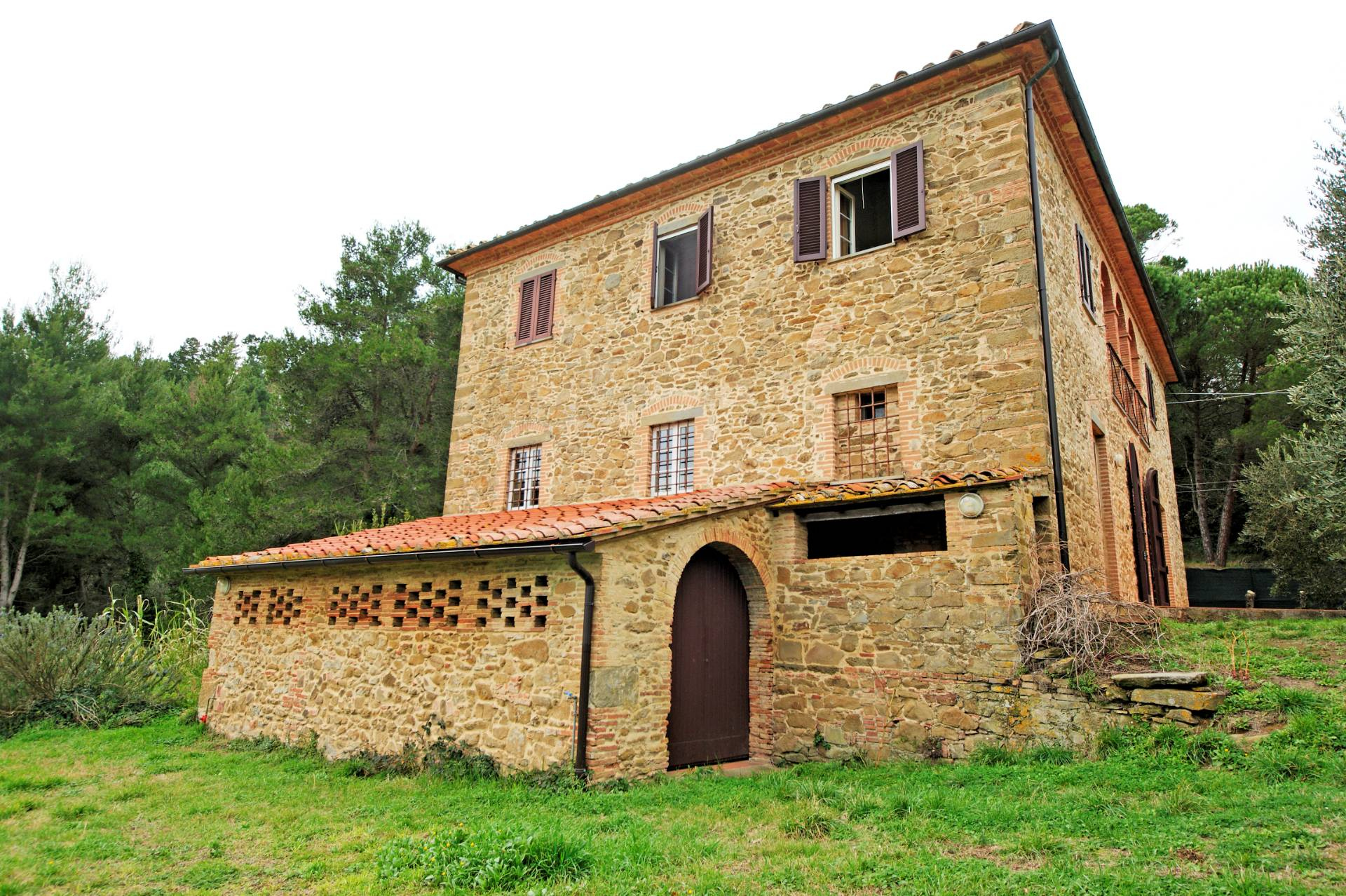 Casa colonica ristrutturata con parco e vista panoramica in vendita a Chianni, Rivalto