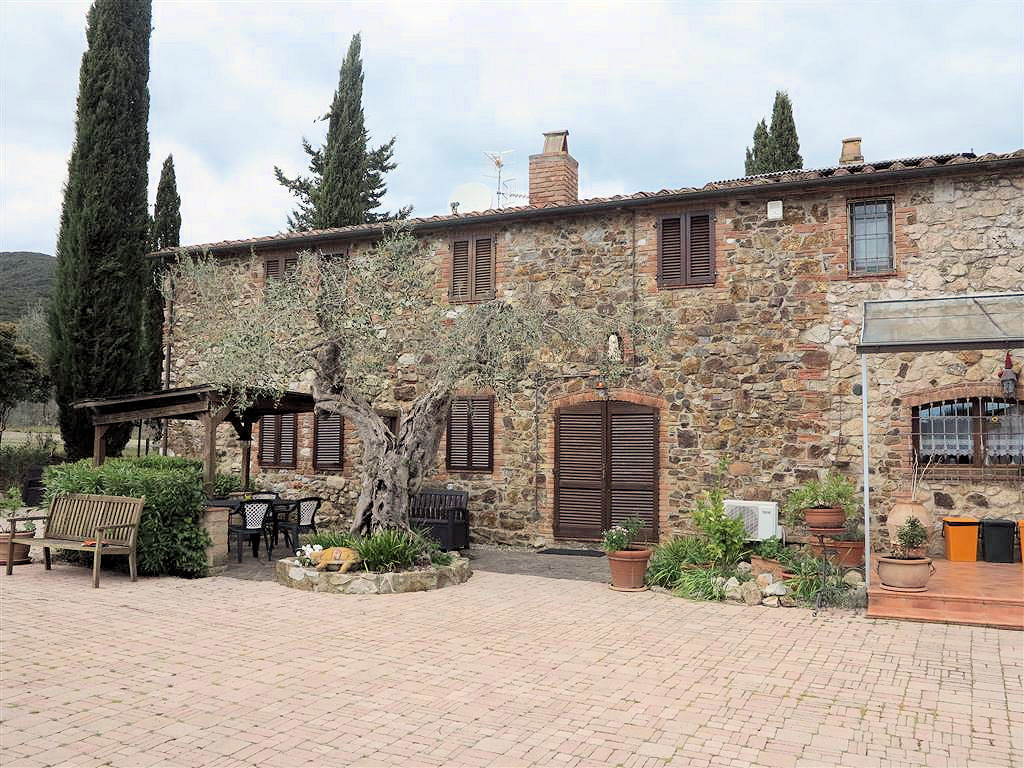 Casale ristrutturato con parco e piscina a pochi chilometri dal mare in vendita a Gavorrano, Bivio R