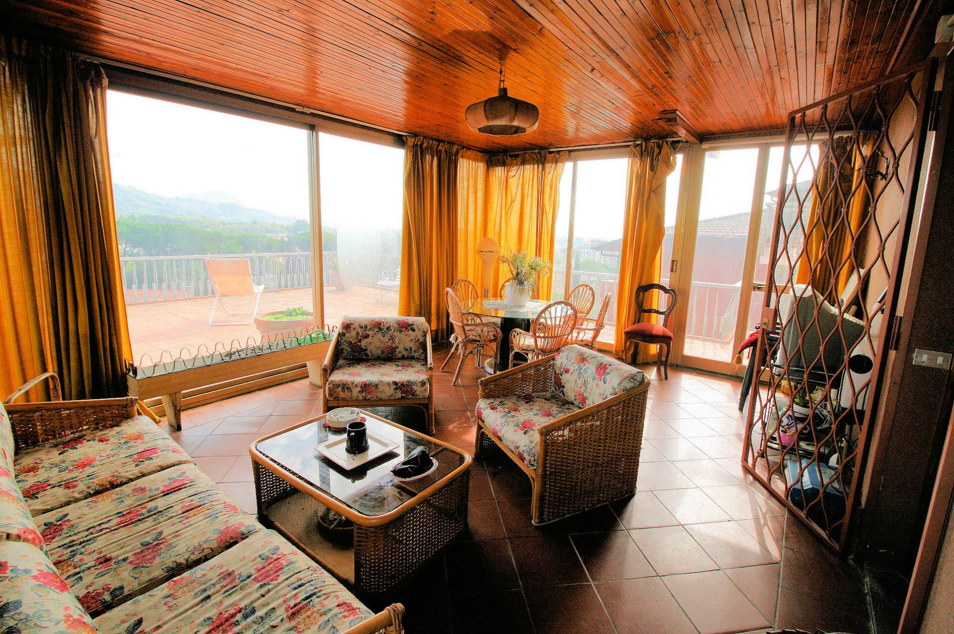 Appartamento indipendente di ampia superficie con terrazza panoramica in vendita a Montecatini-Terme