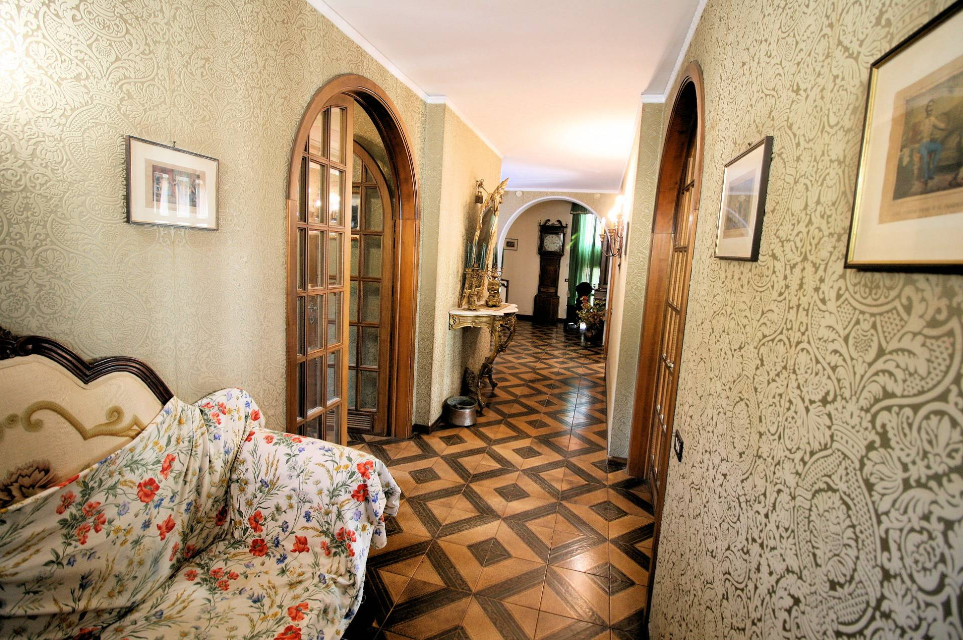 Appartamento indipendente di ampia superficie con terrazza panoramica in vendita a Montecatini-Terme