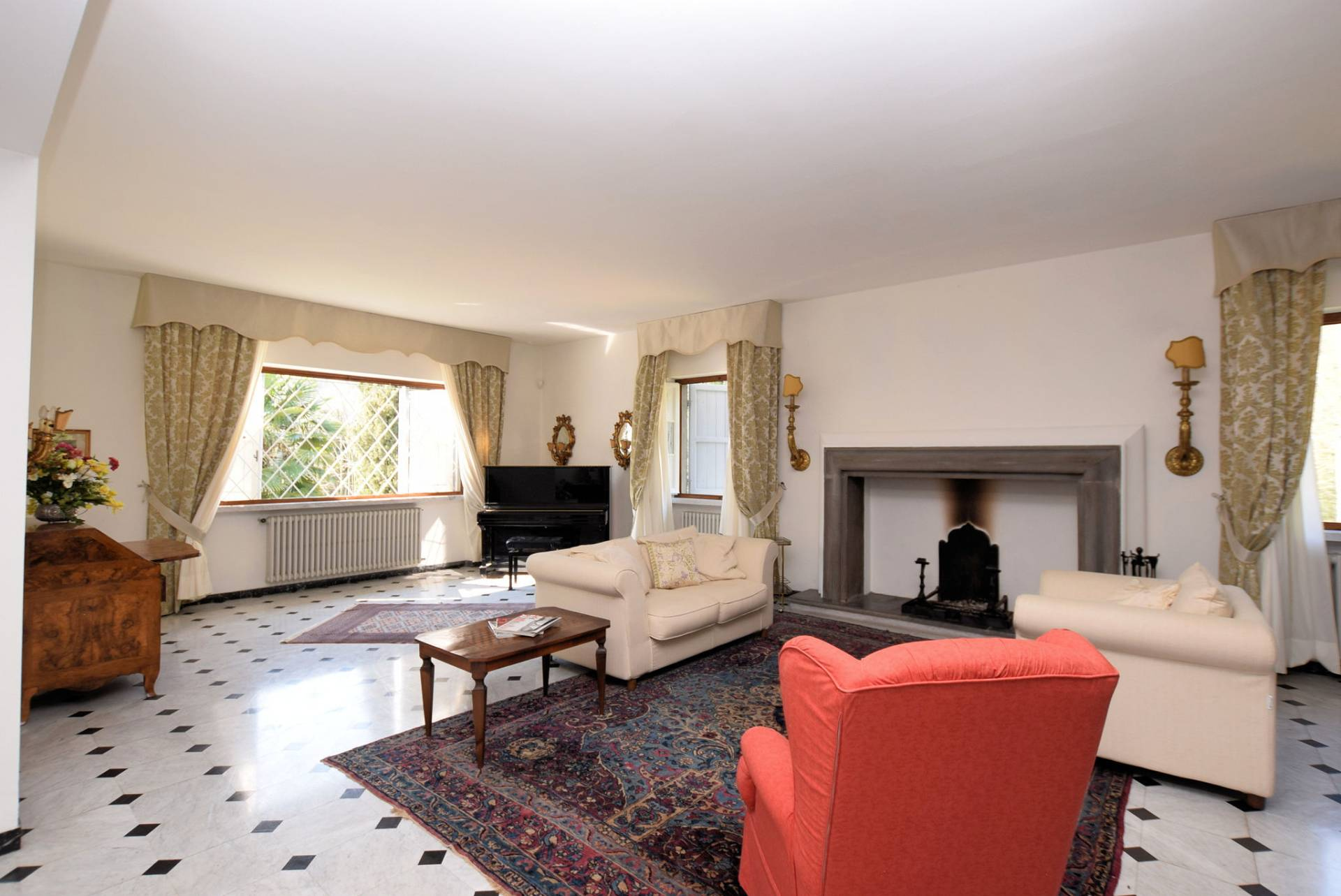 Villa in collina con parco in vendita a Camaiore