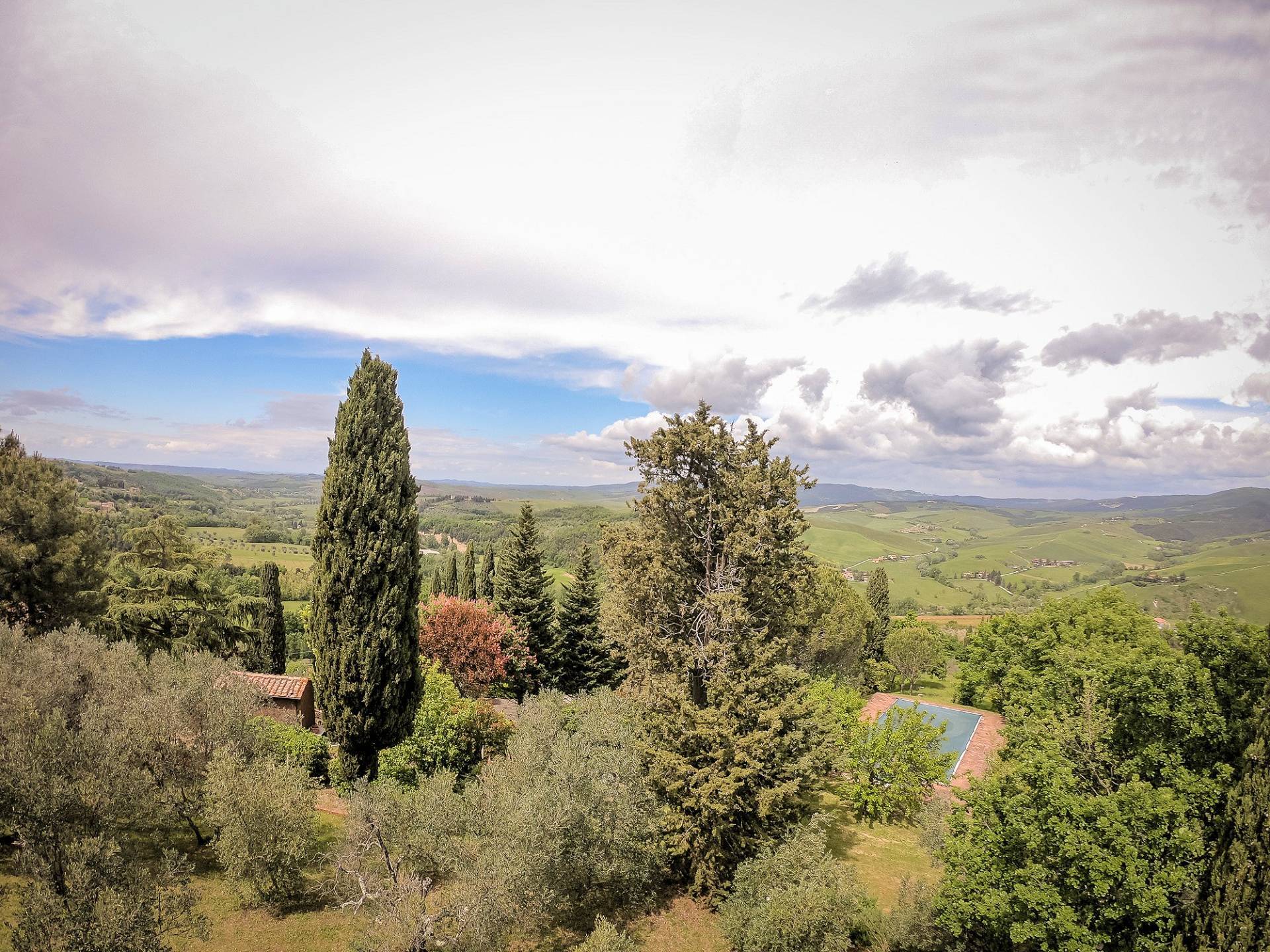 Casale ristrutturato con vista panoramica parco e piscina in vendita a Volterra