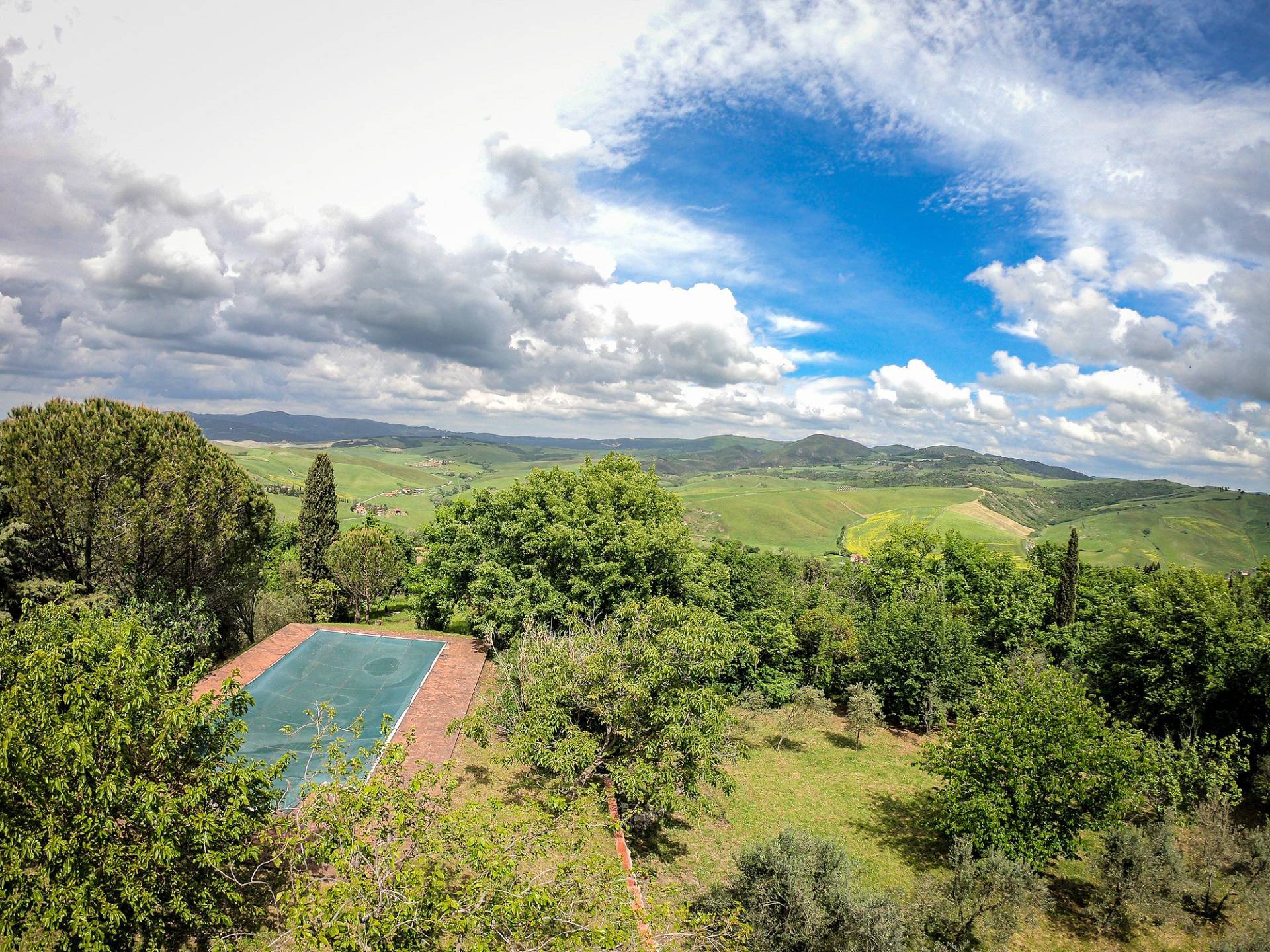 Casale ristrutturato con vista panoramica parco e piscina in vendita a Volterra