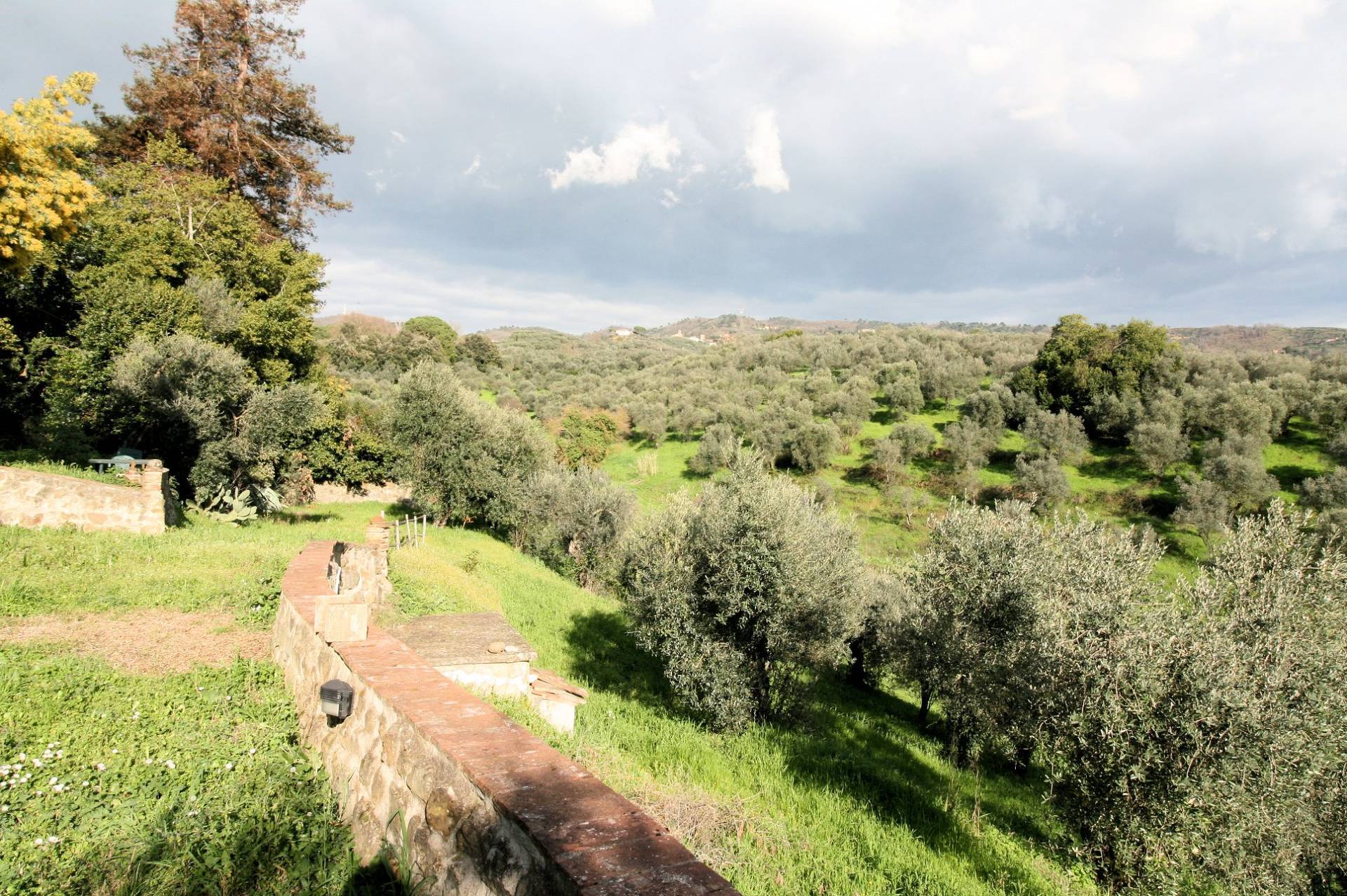 Terratetto ristrutturato libero su tre lati di ampia superficie con terreno e vista panoramica in ve