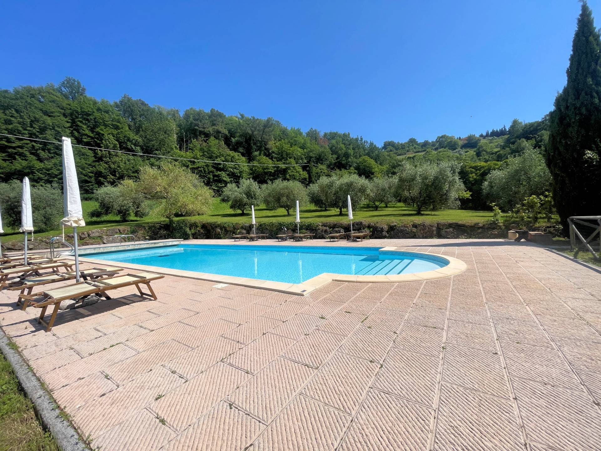 Casale in stile Toscano con parco piscina e dependance in zona panoramica in vendita a Chianni, Riva