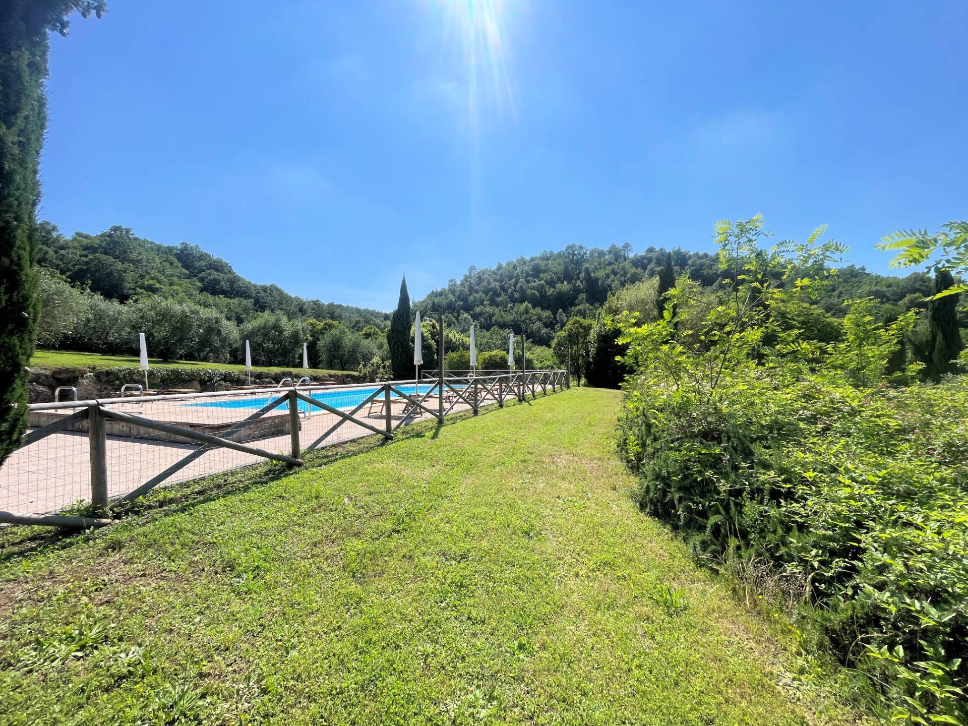 Casale in stile Toscano con parco piscina e dependance in zona panoramica in vendita a Chianni, Riva