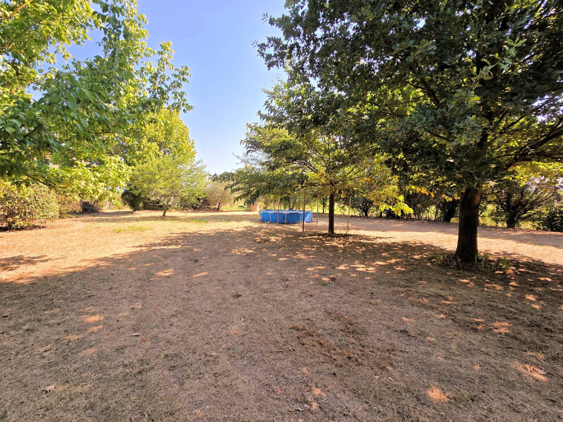 Porzione centrale di fabbricato in corte con ampio terreno e garage in vendita a Altopascio