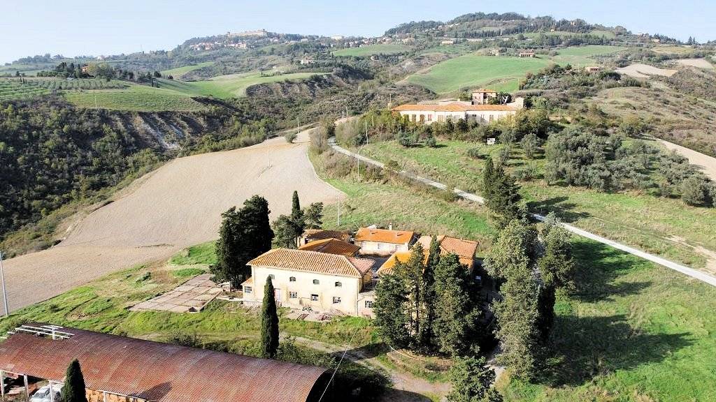 Borgo di ampia superficie da ristrutturare in vendita a Volterra