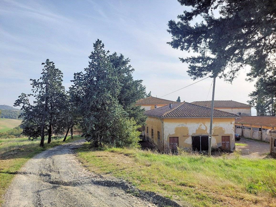 Borgo di ampia superficie da ristrutturare in vendita a Volterra