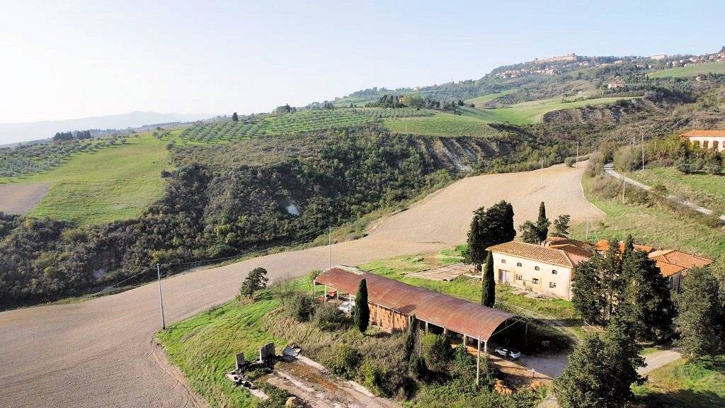 Borgo di ampia superficie da ristrutturare in vendita a Volterra