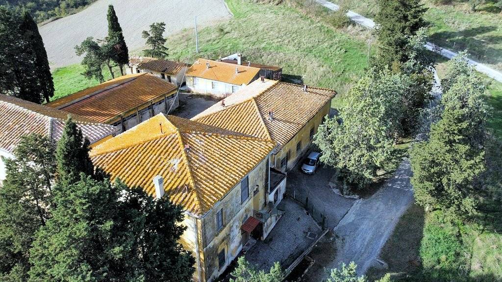 Borgo di ampia superficie da ristrutturare in vendita a Volterra