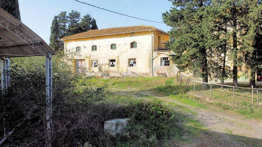 Borgo di ampia superficie da ristrutturare in vendita a Volterra