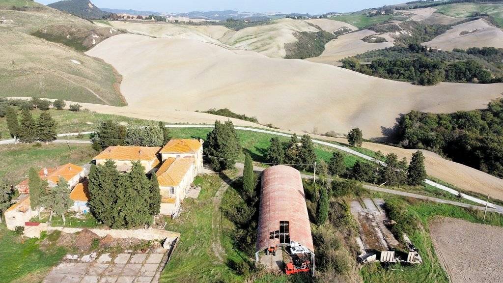 Borgo di ampia superficie da ristrutturare in vendita a Volterra