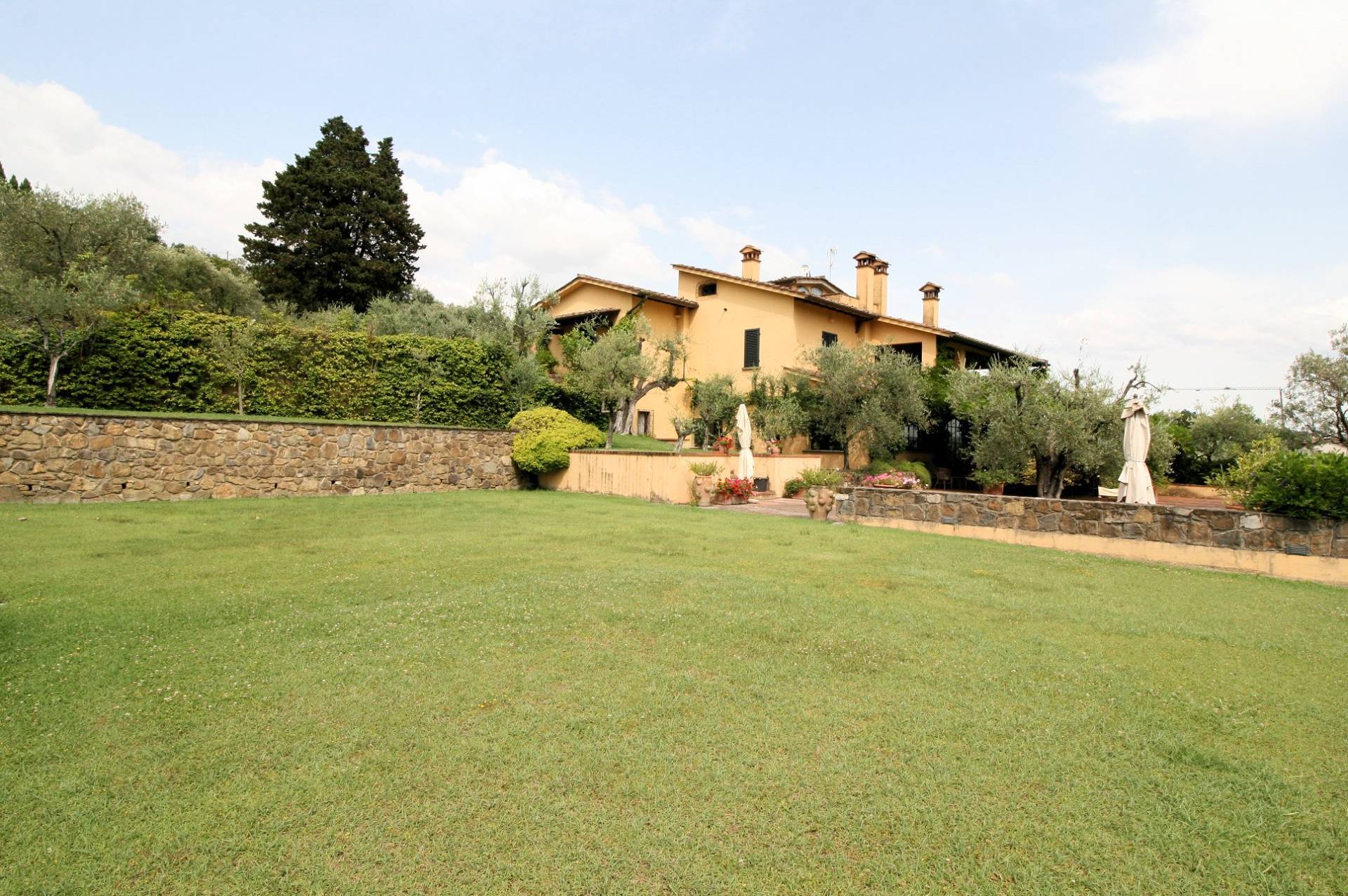 Prestigiosa tenuta con ampio parco piscina e vigneto in vendita a Poggio a Caiano