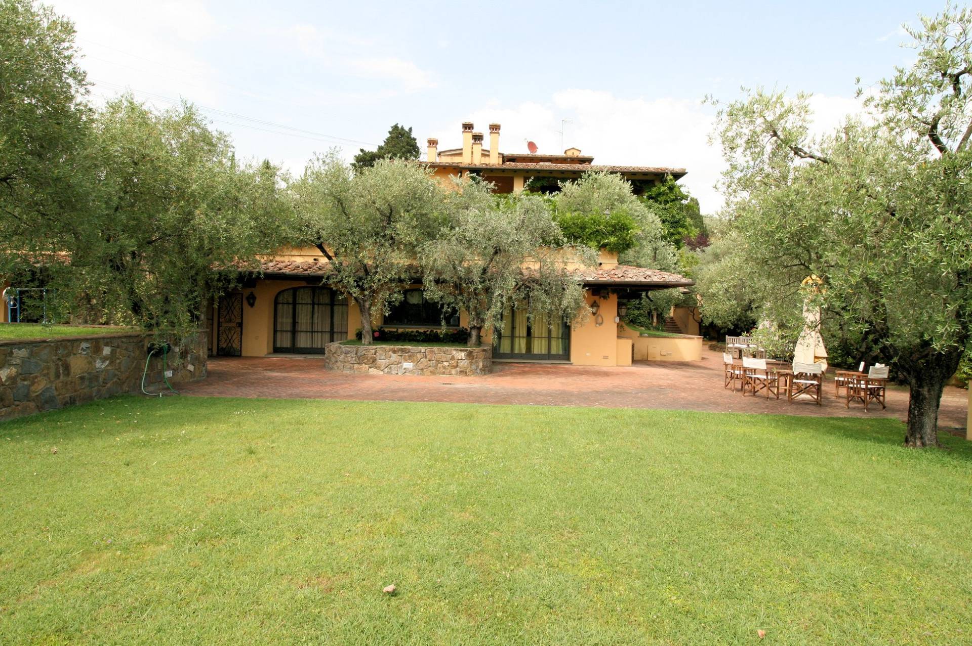 Prestigiosa tenuta con ampio parco piscina e vigneto in vendita a Poggio a Caiano