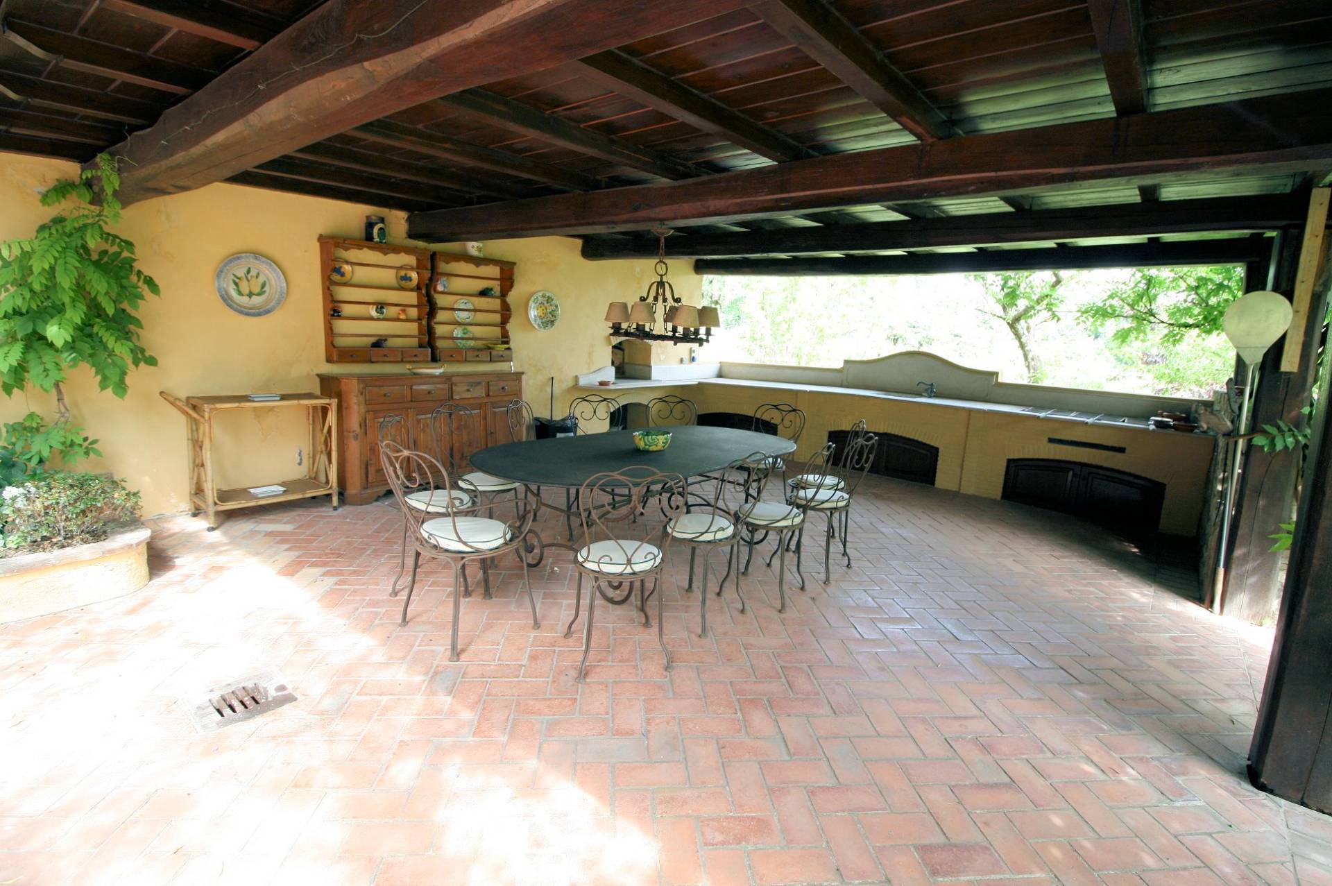 Prestigiosa tenuta con ampio parco piscina e vigneto in vendita a Poggio a Caiano