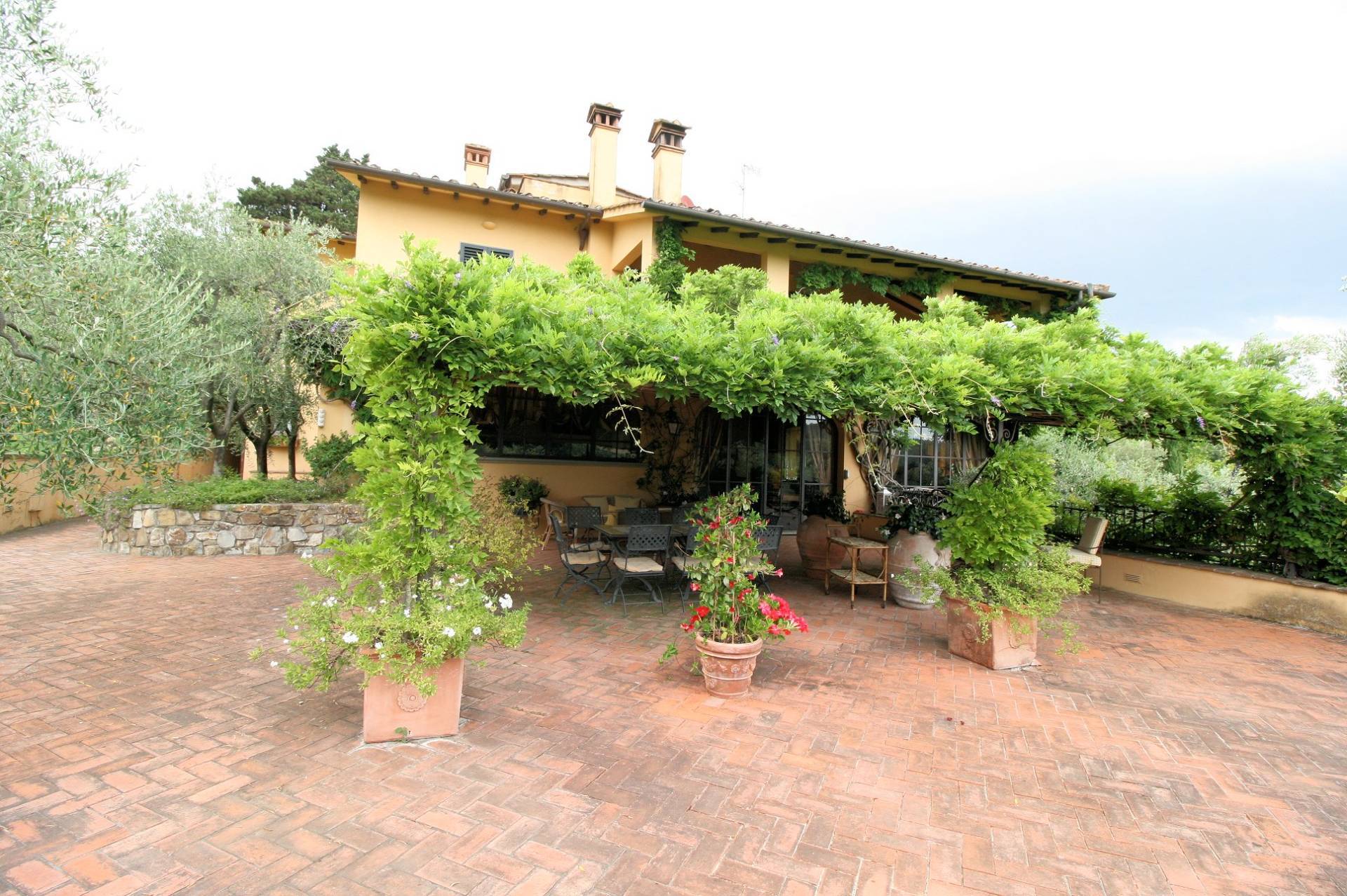 Prestigiosa tenuta con ampio parco piscina e vigneto in vendita a Poggio a Caiano