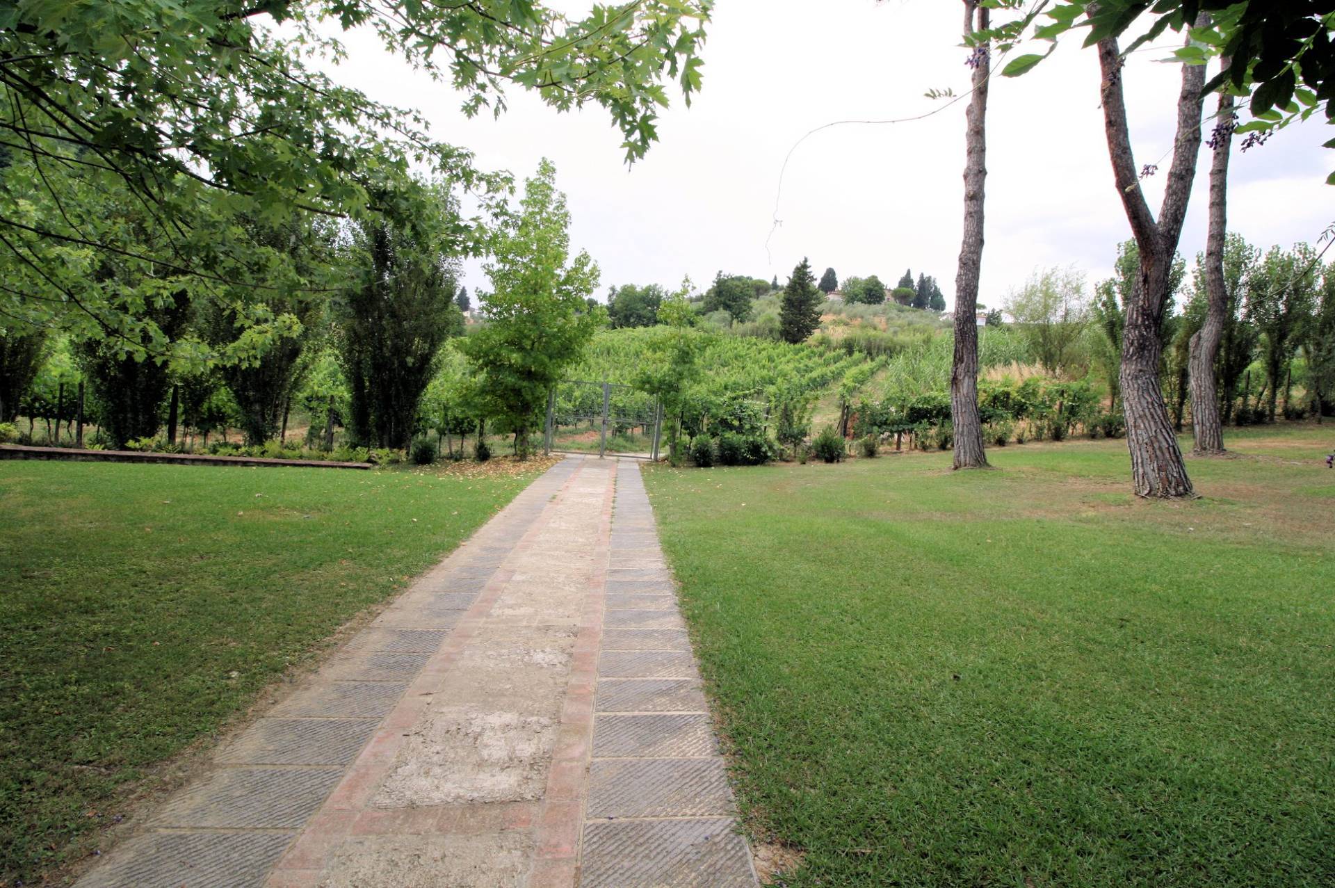 Prestigiosa tenuta con ampio parco piscina e vigneto in vendita a Poggio a Caiano