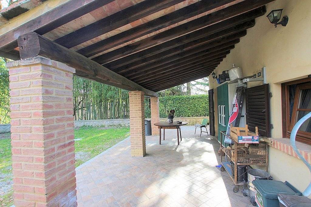 Porzione terratetto di casale con ampio giardino esclusivo in vendita a Volterra