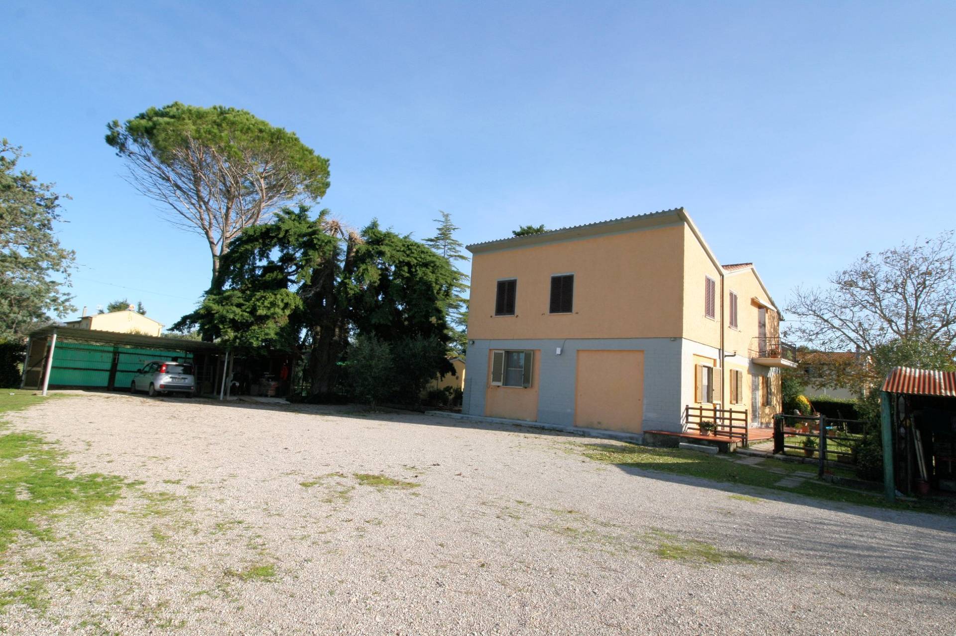 Porzione di podere ex Ente Maremma posta al piano terra con ampio terreno in vendita a Roccastrada