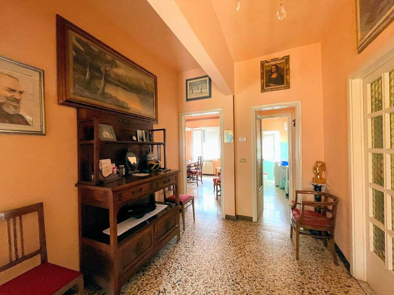 Villetta libera su quattro lati composta da due appartamenti e magazzini al piano terra in vendita a