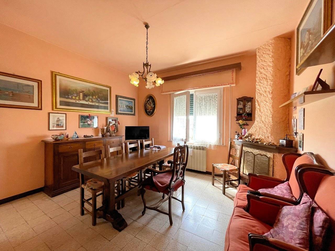 Villetta libera su quattro lati composta da due appartamenti e magazzini al piano terra in vendita a