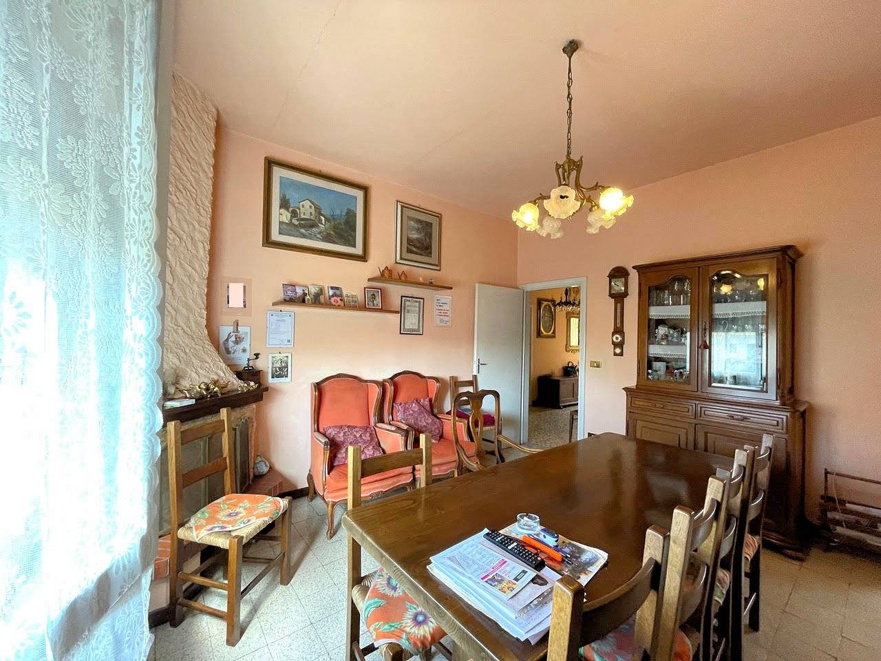 Villetta libera su quattro lati composta da due appartamenti e magazzini al piano terra in vendita a