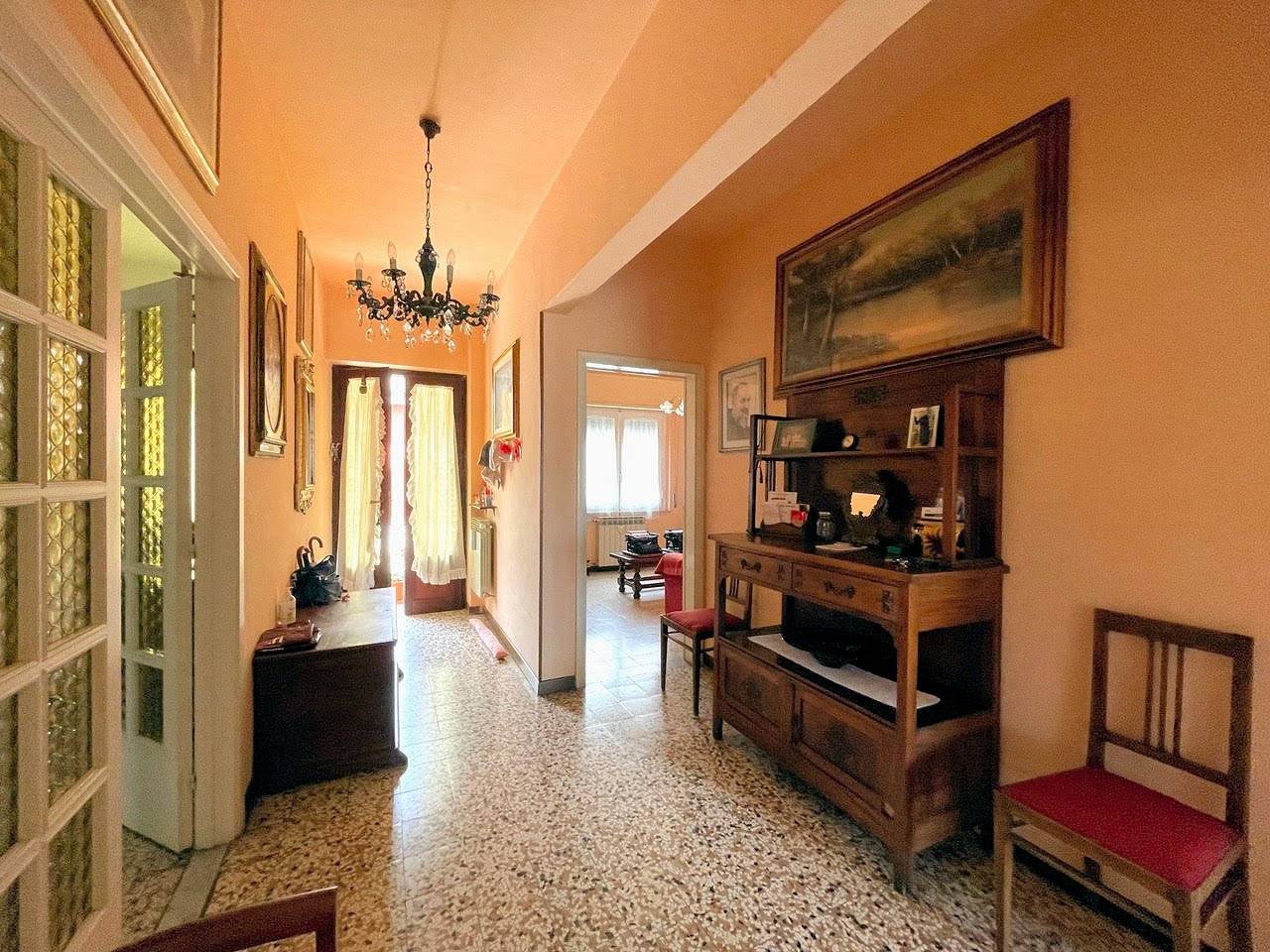 Villetta libera su quattro lati composta da due appartamenti e magazzini al piano terra in vendita a