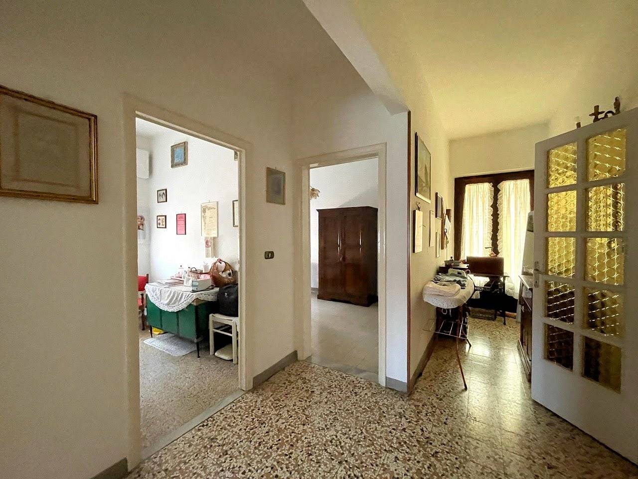 Villetta libera su quattro lati composta da due appartamenti e magazzini al piano terra in vendita a