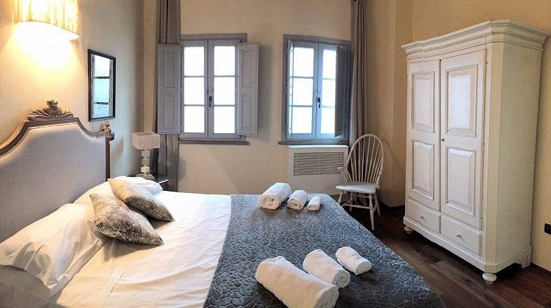 Porzione terratetto di villa bifamiliare con giardino privato e piscina condominiale in vendita a Ch