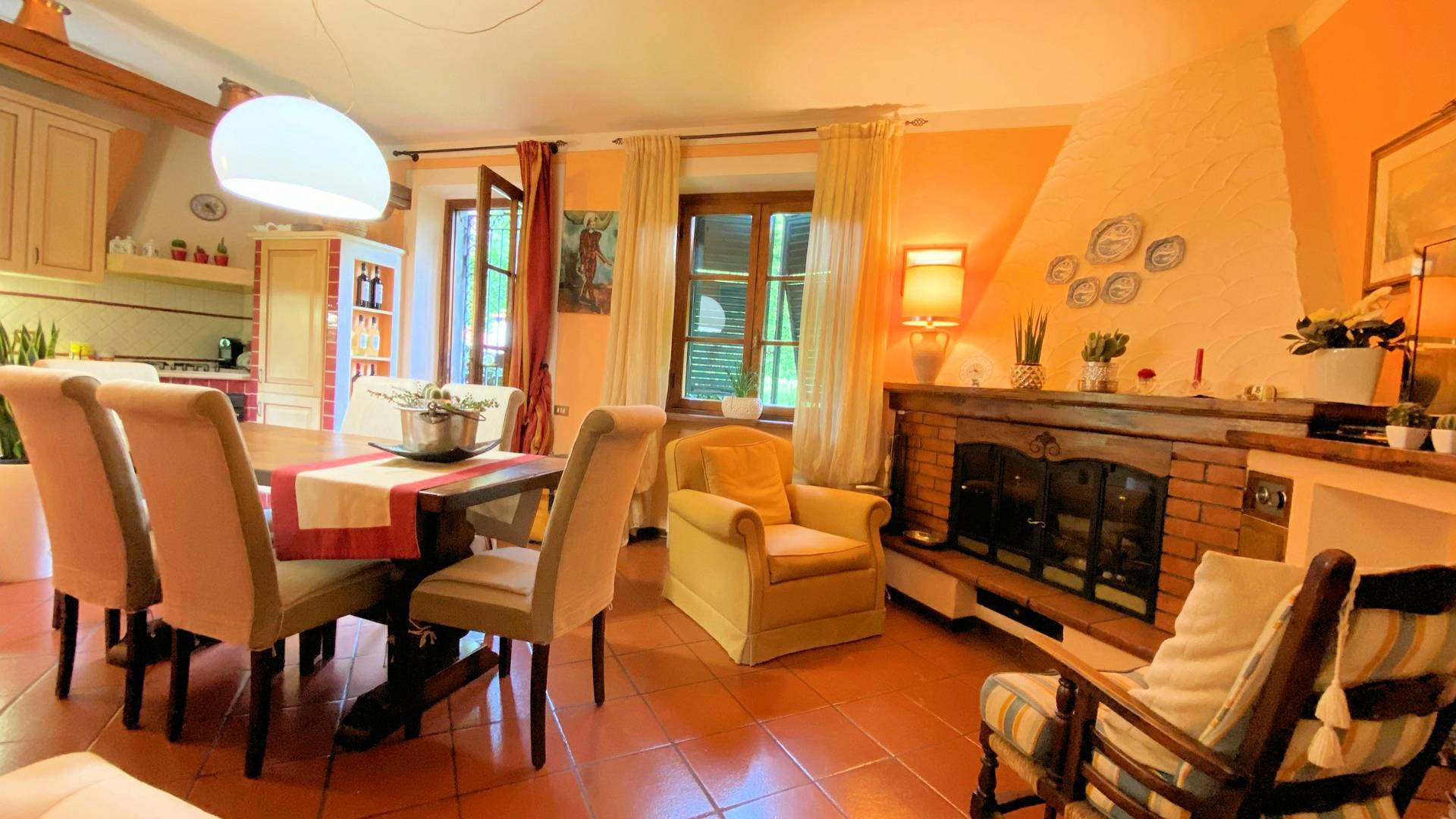 Villa di ampia superficie immersa nel verde in vendita a Pescaglia