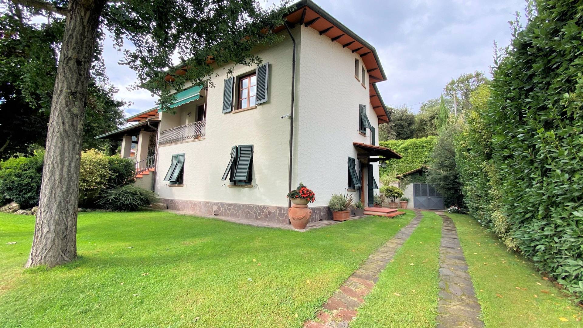 Villa di ampia superficie immersa nel verde in vendita a Pescaglia