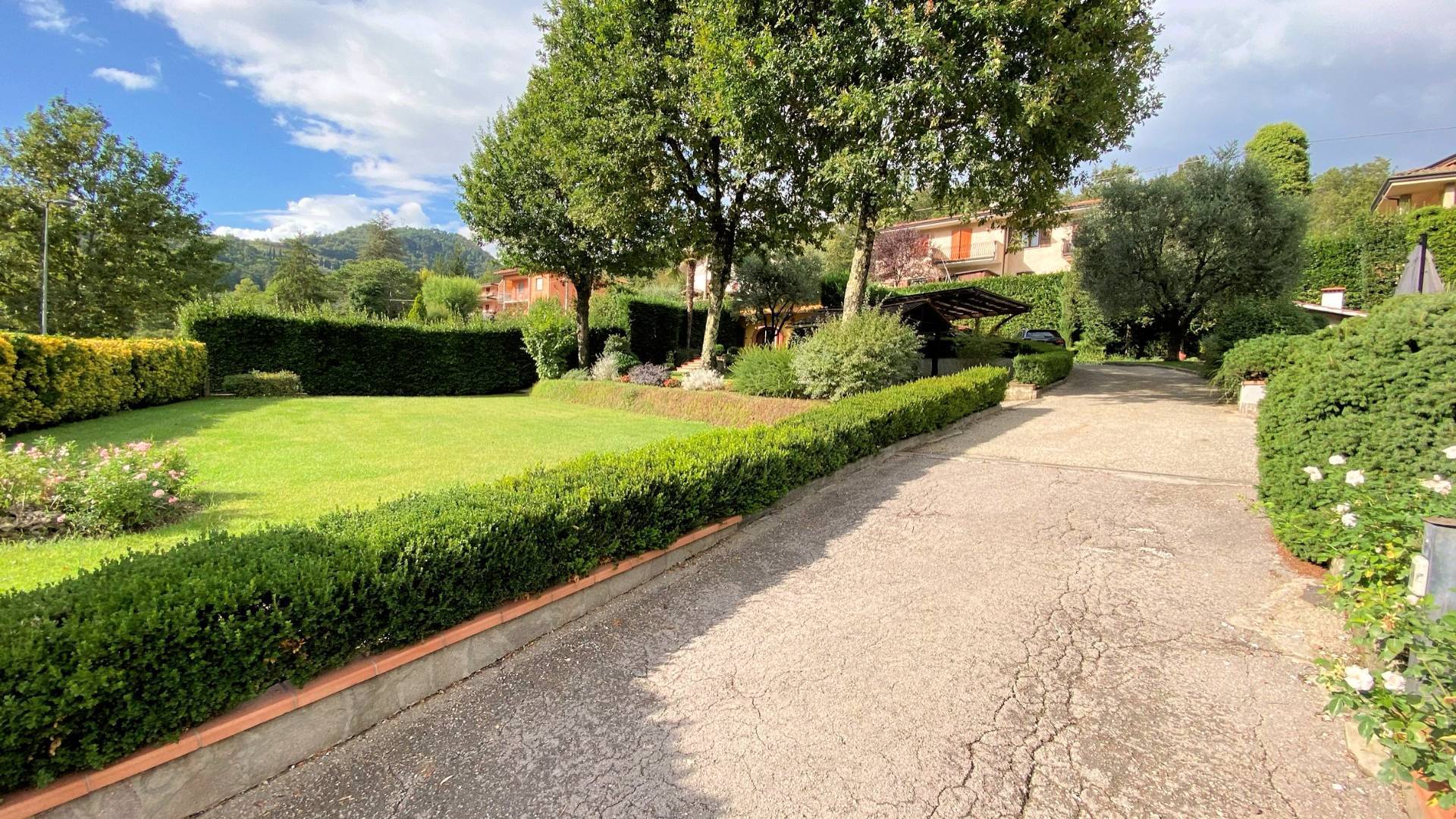 Villa di ampia superficie immersa nel verde in vendita a Pescaglia