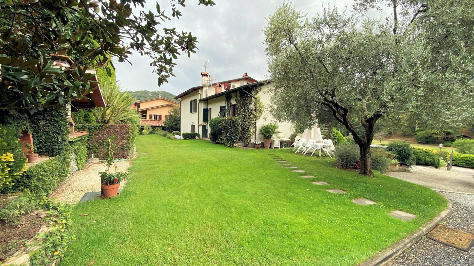 Villa di ampia superficie immersa nel verde in vendita a Pescaglia