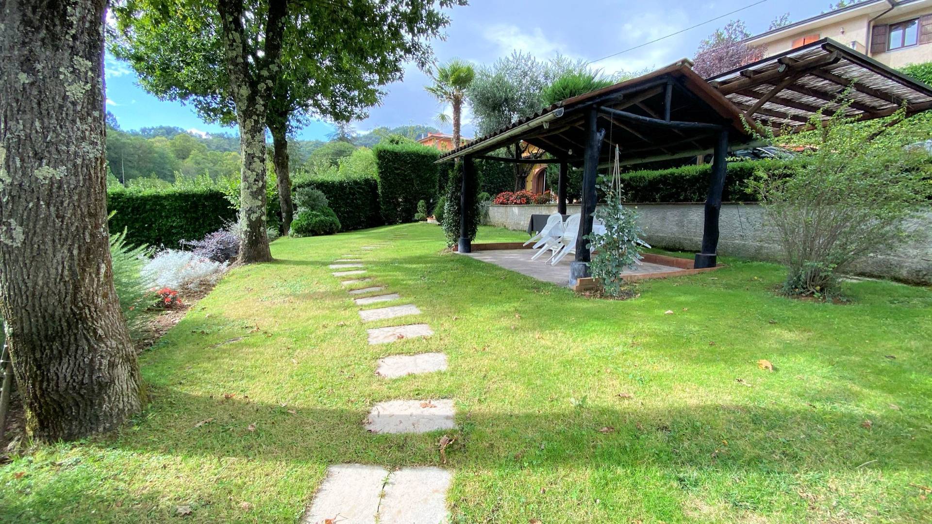 Villa di ampia superficie immersa nel verde in vendita a Pescaglia