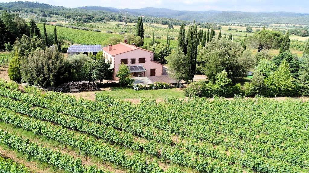 Casale in stile Toscano con terreno e vista panoramica in vendita a Roccastrada