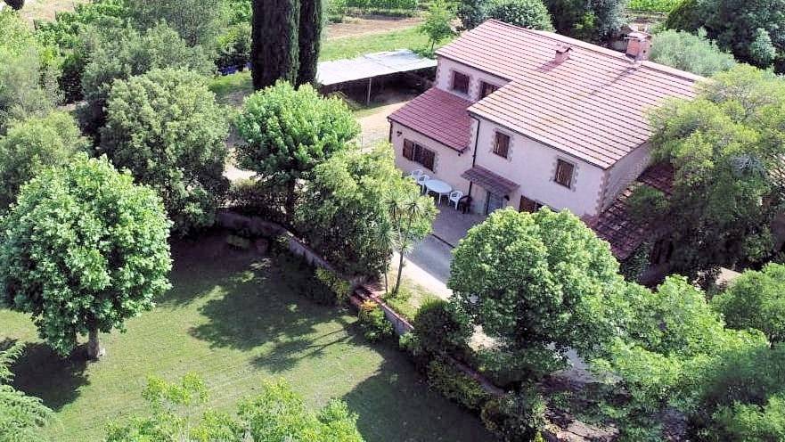 Casale in stile Toscano con terreno e vista panoramica in vendita a Roccastrada