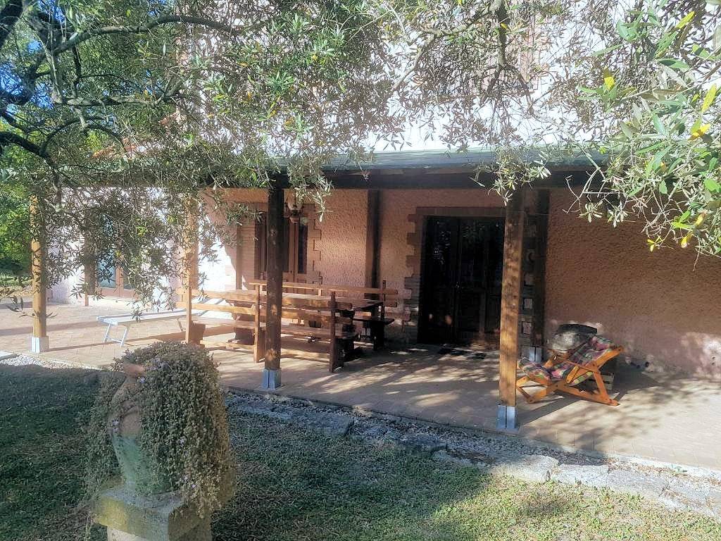 Casale in stile Toscano con terreno e vista panoramica in vendita a Roccastrada